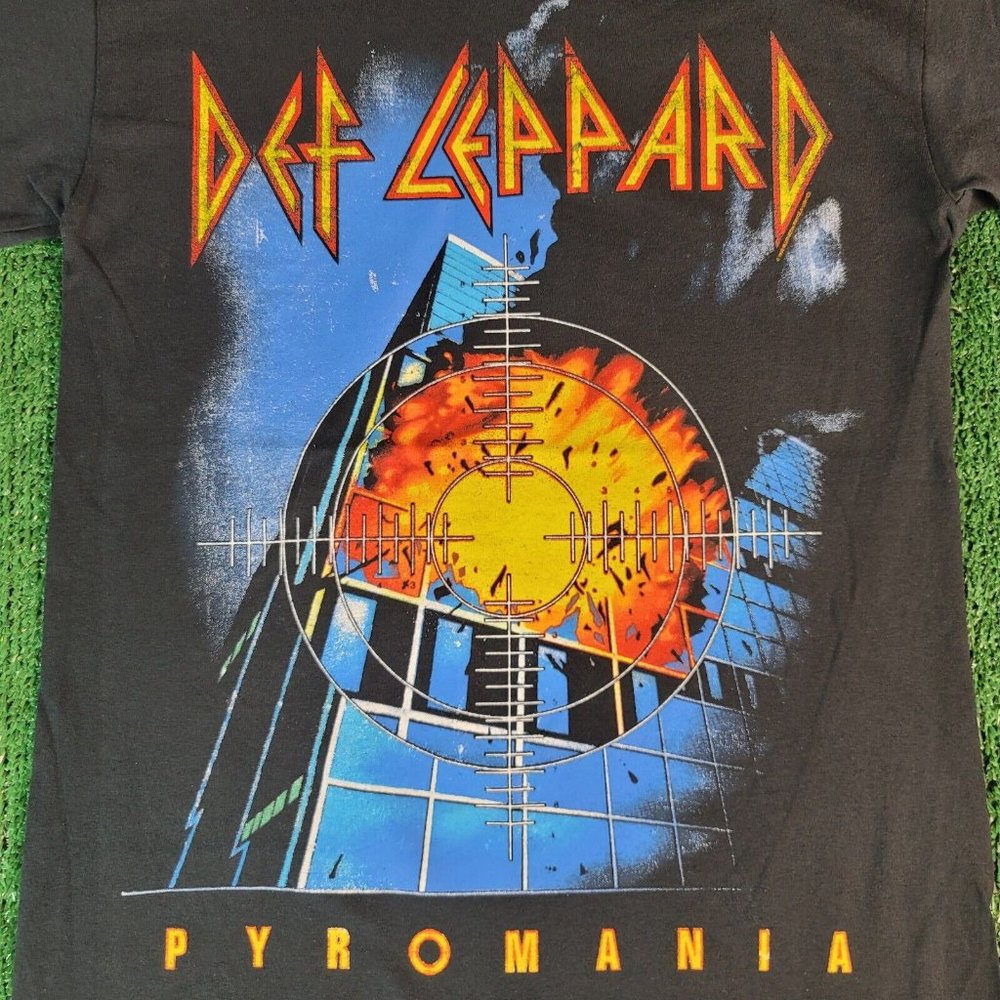 Def Leppard Pyromania Album T Shirt Small NWT Y2k Vintage - Picture 3 of 7